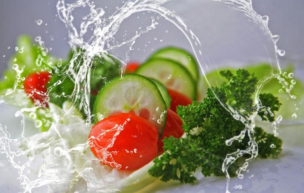 Tervislik toit ja vesi on kaalu langetamiseks vajalikud elemendid